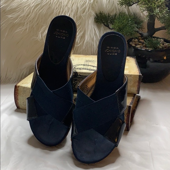 “Circa Joan & David Luxe” - Picture 2 of 6